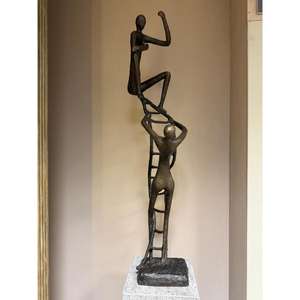 Sculpture abstraite en bronze d'hommes et de femmes sur une échelle avec base, pour la décoration de salon, chambre ou table. - Product Image 1