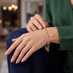 Bracelet de luxe en or jaune 18 carats à maillons géométriques rectangulaires pour femmes |   Bracelet chaîne rectangulaire ouvert avec accent diamant |   Mini élégant - Product Image 4