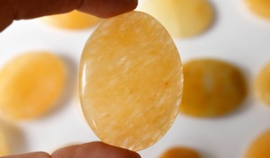Pierre précieuse d'agate naturelle en pierre de palmier d'aventurine jaune hautement polie pour la méditation et le style de mascotte de guérison - Product Image 4