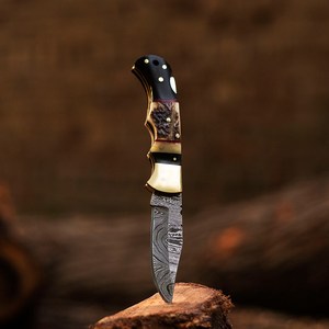 Cuchillo de bolsillo plegable de acero de Damasco de grado industrial con hoja recta y punta caída, mango de asta natural, imprescindible para actividades al aire libre. - Product Image 1