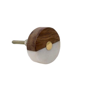 Tirador Redondo de Madera Oscura con Incrustaciones de Mármol Blanco, Perilla de Lujo de Resina y Madera para Muebles, Fabricado en India - Product Image 1