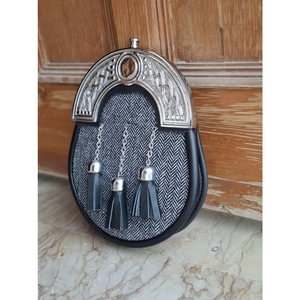 Sporran en cuir véritable de qualité supérieure avec cantle en métal celtique et trois pompons pour kilt écossais des Highlands - Product Image 1