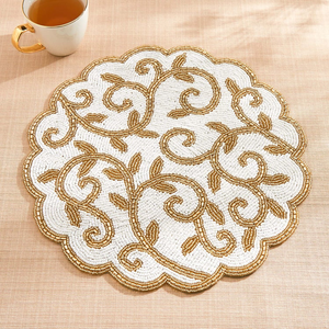 Set de table rond fait main avec des perles et broderie florale dorée sur fond en coton - Product Image 4