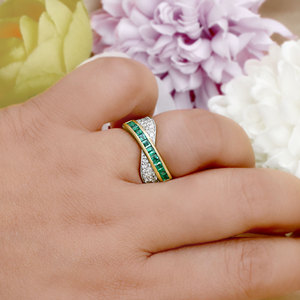 Anillo de Oro Amarillo Sólido de 14K con Esmeraldas y Diamantes Pavé, Diseño Cruzado de Banda Ancha, Joyería Fina al por Mayor, Anillo Personalizado con Gemas Auténticas para Mujer - Product Image 6
