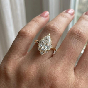 Anillo de Compromiso con Hermoso Diamante Creado en Laboratorio, Corte Marquesa de 2.5 Quilates, Chapado en Oro de 14k - Product Image 2