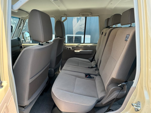Toyota Land Cruiser GRJ76 LX Facelift 2024 – SUV 4x4 Totalmente Equipado, Transmisión Manual, Motor Diésel, Calidad de Exportación - Product Image 2