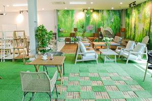 Table de jardin ronde fabriquée à partir de matériaux résistants aux intempéries, offrant des performances cohérentes dans les environnements extérieurs de jardin. - Product Image 5