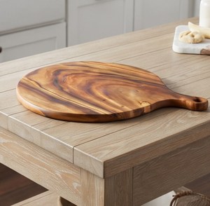 Planche à découper ronde en bois d'olivier avec poignée et trou de suspension, grain naturel - Product Image 4