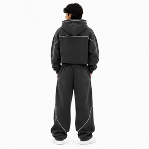 Ensemble de survêtement 2 pièces en polaire tendance avec sweat à capuche court oversize et pantalon de survêtement large à passepoil contrastant, streetwear pour homme, marque privée - Product Image 3