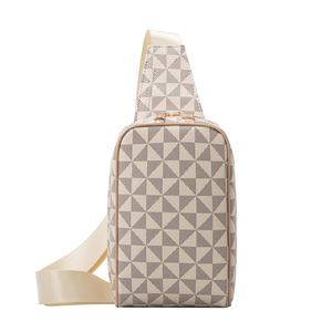 Bolso de pecho de gran capacidad con estilo cruzado ajustable, secciones de almacenamiento seguras y diseño ligero para uso diario. - Product Image 5