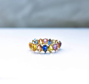 Hermoso Anillo de Eternidad con Corona Chroma en Oro de 14K y Zafiros Naturales Multicolor en Corte Pera - Product Image 1