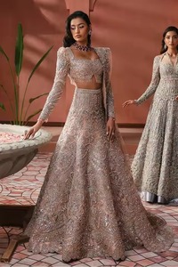 Lehnga Choli de mariée sculptural de qualité supérieure du Pakistan, rose poudré, avec des épaules rembourrées structurées et audacieuses, et des détails complexes - Product Image 5