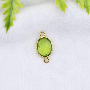 Conector de Joyería Ovalado de Cuarzo Peridoto de 8x10mm, Bañado en Oro, Doble Aro, Eslabón de Gema - Product Image 1