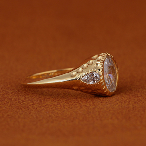 แหวนหมั้นเพชรทรงรีเพาะเลี้ยงในห้องปฏิบัติการ ทอง 14K สไตล์อาร์ตเดโค วินเทจ แหวนเจ้าสาวแบบฝังขอบ งานจิวเวลรี่ชั้นดี รับรองโดย IGI - Product Image 2