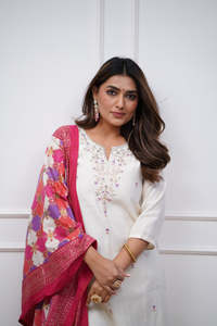 Ensemble Kurti en soie Chanderi blanche de luxe pour femmes, brodé, avec pantalon en viscose Chandetri et dupatta imprimé - Product Image 3