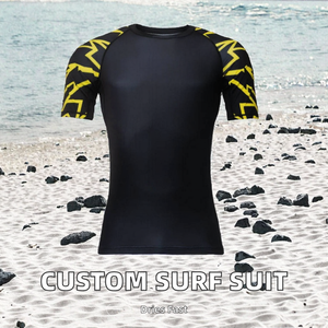 Maillot de bain Rash Guard à manches courtes noir avec motif éclair jaune sur les manches, idéal pour l'entraînement sportif, la gym et la performance aquatique - Product Image 3