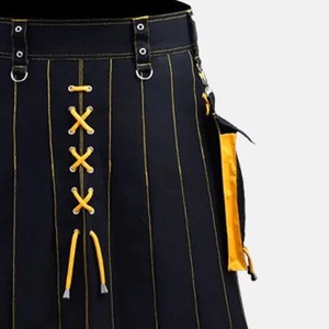 Kilt hybride moderne en tartan plissé en coton avec poches cargo amovibles, sangles latérales, boucles et anneaux - Product Image 2