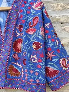 Chaqueta Suzani de Terciopelo Azul Bohemio Bordada para Mujer, Patrón Floral, Cuello en V, Manga Larga, Hecha a Mano, Ropa de Abrigo de Invierno - Product Image 4