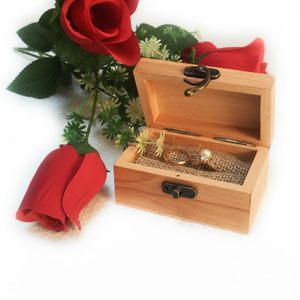 Caja de Anillos de Madera Rústica para Boda, Soporte para Anillos de Compromiso y Aniversario, Estuche de Almacenamiento de Anillos Grabado para San Valentín con Cierre Metálico - Product Image 1
