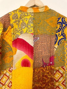 Hermosa Chaqueta de Invierno Hecha a Mano con Parches de Sari de Seda, Estampado Floral, Acolchado Kantha, Cuello en V, Mangas Abullonadas, Estilo Casual Nivisaa - Product Image 4