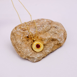 Collier pendentif en laiton plaqué or avec pierre de cornaline, design médaillon, tendance minimaliste pour les occasions d'anniversaire - Product Image 3