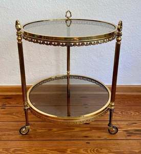 Carrito de Servicio para Hotel con Acabado en Latón, 2 Estantes de Vidrio, 4 Ruedas Giratorias, Diseño Tradicional, Mueble Comercial Resistente - Product Image 1