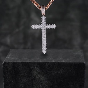 KRISHNAM JEWELS จี้เงินแท้ 925 ชุบโรเดียม ดีไซน์หรูหราสไตล์ฮิปฮอป ประดับเพชรโมอิสซาไนต์ ออกแบบแฟชั่นสตรีทสุดเท่  สามารถสลักชื่อได้ - Product Image 1