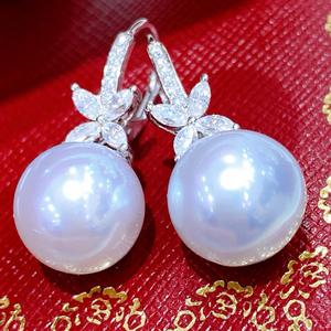 Pendientes Colgantes de Plata de Ley 925, Comparables a las Perlas Blancas Australianas de Luz Intensa de 11-12 mm, con Incrustaciones de Perlas Azules Plateadas - Product Image 4