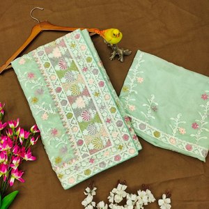 ผ้าส่าหรีสีเขียวอ่อน ผ้าเน็ตลายผีเสื้อเนื้อหนา สีสวยพาสเทลไลท์ พร้อมลวดลายปักนูน - Product Image 5