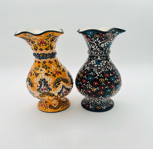 Jarrón de cerámica blanca bellamente curvado con arte de claveles y tulipanes brillantes; disponible a precios de mayorista. - Product Image 4