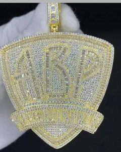 จี้ห้อยคอแบบกำหนดเองสำหรับผู้ชาย สไตล์ฮิปฮอป ชุบทอง เงินแท้ 925 ประดับเพชรโมอิสซาไนต์ VVS หรูหรา พร้อมจี้ตัวอักษรชื่อ - Product Image 1