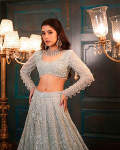 ชุดเลเฮนกาผ้ากำมะหยี่ดีไซน์เนอร์ประดับด้วยงานปักเลื่อมทั่วทั้งตัวสำหรับผู้หญิงสำหรับงานแต่งงานและโอกาสพิเศษ ช้อปปิ้งออนไลน์ ซูรัต อินเดีย - Product Image 3