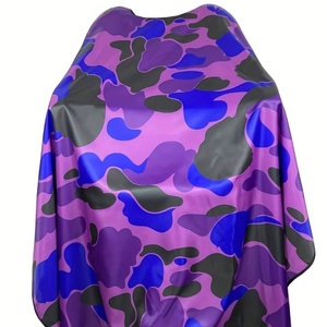 Capa de Peluquería Profesional de Poliéster con Camuflaje Azul Púrpura, Resistente al Agua, para Uso en Salón y Barbería, con Cierre Ajustable en el Cuello - Product Image 1