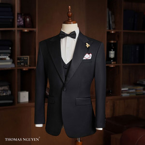 Traje de esmoquin de tres piezas para hombre en negro Midnight Star, con chaqueta entallada, pantalones y chaleco - Product Image 1