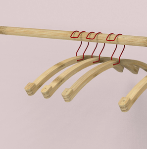 Cintre à vêtements pour enfants en bois écologique, design écureuil, article très demandé à prix avantageux - Product Image 5