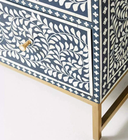 Armoire de rangement pour salon en bois durable et écologique, fabriquée artisanallement avec incrustations en os, design mosaïque géométrique et 5+ tiroirs