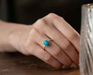 Anillo Ovalado de Turquesa en Plata de Ley 925 con Baño de Oro de 14K, Anillo con Piedra de Turquesa y Detalles de Circonita, Anillo de Piedra de Nacimiento de Diciembre - Product Image 4