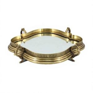 Plateau de service élégant et moderne en laiton d'Axiom Home Accents pour les célébrations de Noël multifonctionnelles et la décoration intérieure - Product Image 1