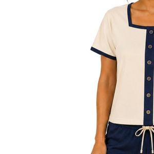 Conjunto de dos piezas de pantalones cortos para mujer en color marfil y azul marino, top con cuello cuadrado y botones, estampado floral de mariposas, ropa informal de verano de algodón para estar en casa. - Product Image 3