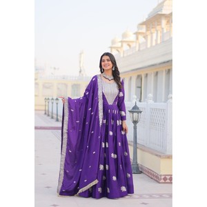 VESTIDO DE TRABAJO BORDADO SECUENCIA GEORGETTE MÁS RECOGIDO CON DUPATTA PURPLE - Product Image 1