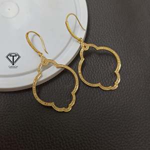 Boucles d'oreilles créoles modernes plaquées or avec zircon pour femme – Bijou tendance pour fêtes et mariages, idée cadeau - Product Image 1