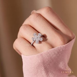 Anillo de compromiso con diamante cultivado en laboratorio en forma de racimo floral, diseño de pétalos de diamante talla pera a juego con banda micro pavé, joyería nupcial - Product Image 1
