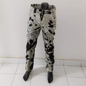 Pantalon en cuir de vachette sur mesure avec logo personnalisé, imprimé fourrure de vache, style western, pour homme. - Product Image 5