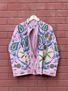 เสื้อแจ็คเก็ตปักลายซูซานีสีชมพูสำหรับผู้หญิง งานแฮนด์เมดลายดอกไม้สไตล์โบฮีเมียน เสื้อโค้ทสไตล์ชาติพันธุ์ แฟชั่นวินเทจ ผู้ผลิตขายส่ง - Product Image 6