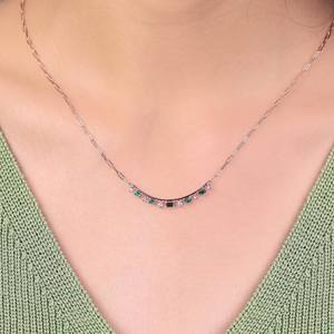 Collier barre légèrement incurvé en émeraude de laboratoire et moissanite taille baguette pour femme, or blanc, bijoux de luxe, OEM ODM - Product Image 4