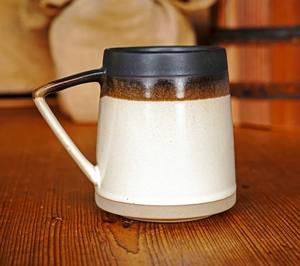 Mug à café en céramique rustique avec glaçure bicolore, finition mate, poignée angulaire unique, pour une utilisation à la maison ou dans un café. - Product Image 1