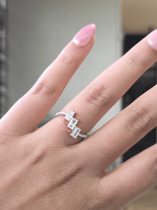 แหวนเพชรแล็บโกรว์ทรงสามเหลี่ยมมรกต 0.90 กะรัต ทอง 14k แหวนแต่งงานหมั้นสำหรับผู้หญิง - Product Image 1
