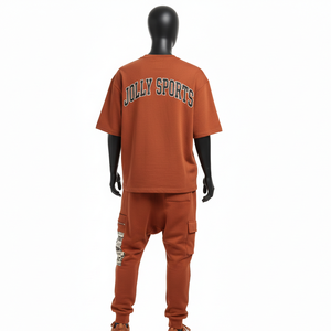 Conjunto de camiseta y pantalón jogger para hombre, de algodón grueso, estilo French Terry, color marrón óxido, con estampado gráfico, paneles cargo y logotipo bordado. - Product Image 2