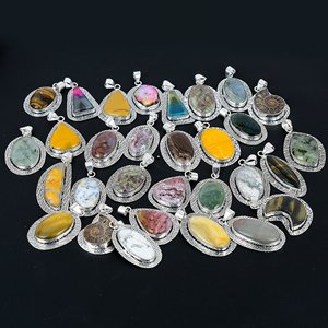Pendentif artisanal en pierres précieuses mélangées : Bijoux faits à la main - Product Image 4