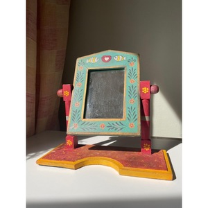Miroir sur pied en bois fait main, style bohème, décoratif, avec motif floral et poisson, base rouge - Product Image 1